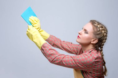 Oda temizliği fikirleri. Beyaz Eldivenler ve Temizlik için Beyaz Kafkas Kadın Tutucu Kumaşı. Yatay Resim