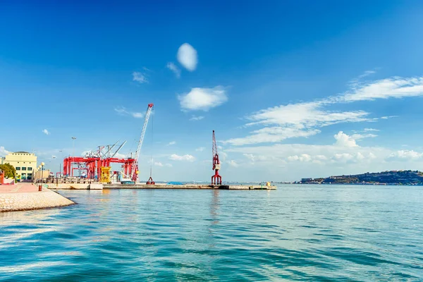 Portekiz 'in Lizbon şehrinde yükleme vinçleri olan liman. Yatay Bileşim