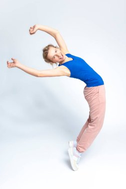 Vücut Esneme ve Esneme Egzersizleri sırasında Beyaz Arkaplanda Dans Edinen Beyaz Kadın Giyimi 'nde Mutlu Kafkas Kadınları. Dikey Çekim