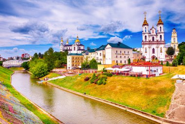 Vitebsk, Belarus - 1 Ağustos 2021: Vitebsk, Belarus 'taki Şehir Gökyüzü Kilisesi ve Belediye Binası Vitebsk, Belarus, 1 Ağustos 2021
