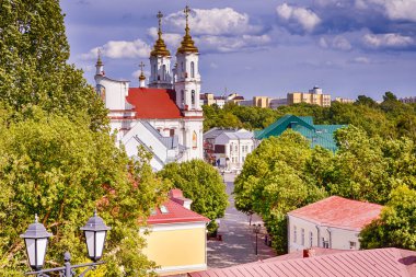 Arka planda Diriliş Katedrali olan Vitebsk Şehri ve Gündüz Eski Pazar Meydanı. Yatay Resim Kompozisyonu