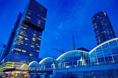 Hollanda seyahati. Rotterdam Limanı 'nın önündeki Mavi Saat Saati' nde. Yatay Resim bileşimi
