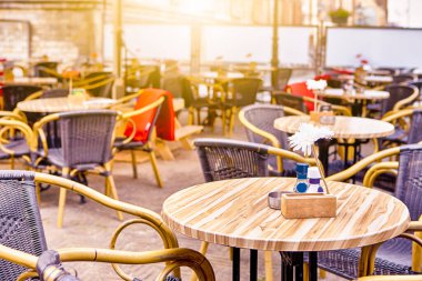 Hollanda 'yı geziyorum. Küçük Hollanda şehrinde çeşitli masa çeşitleri ve papatyalarla rahat ve rahatlatıcı bir açık hava restoranı. Yatay Resim Kompozisyonu