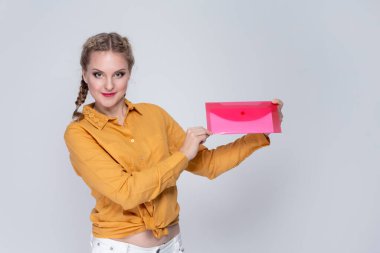 Beyaz Zarflı Sarı Gömlekli Gülümseyen Kafkas Sarışın Kız 'ın Portresi. Yatay Resim Kompozisyonu