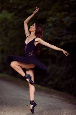 Profesyonel ve Tutkulu Genç Japon Bale Dansçısı Kara Tutu Poz Veriyor Yaz Ormanı 'nda Bale Pas Yaparken Açık Ellerle Dans Pozu Veriyor. Dikey resim