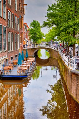 Delft, Hollanda - 12 Mayıs 2017: Eski Şehir Delft 'teki Geleneksel Hollanda Kanallarında Açık Hava mavnası Kafe, 12 Mayıs 2017
