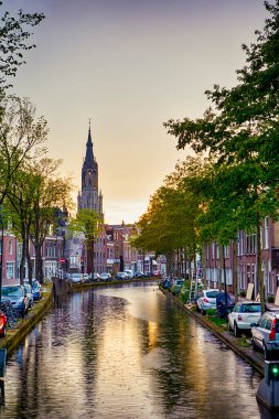 Hollanda Seyahat Fikirleri. Geleneksel Hollanda Kanallarından biri Eski Şehir Delft 'inde Resim Günbatımı ve Gri Bulutlarla Yağmur Altında. Dikey Görüntü