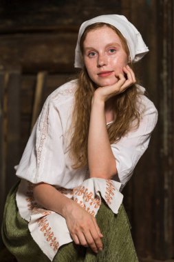 Eski Köy Evi 'nde, Kırsal Tarzlı Elbise Pozisyonunda Kızıl Saçlı Sükunet Kafkasyalı Kızın Yakın Çekim Portresi. Dikey Bileşim