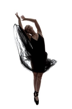 Beyaz Arkaplan Karşısında Gülümseyen Kafkas Bale Dansçısı ve Uçan Elbise Pozisyonu Çeşitli Pozisyonlarda Dans Ediyor. Dikey Çekim