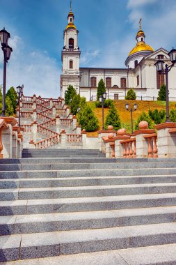 Gündüz vakti Mermer Merdivenli Vitebsk 'teki Holly Varsayım Kilisesi ya da Uspensky Katedrali. Dikey Resim Kompozisyonu