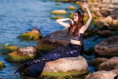Deniz kızı Kayaların Üzerinde Deniz Kabuğu Pozu Verirken Deniz Kabuğu Süslemeli Taç ve Baştan Çıkarıcı Vücut Üzerinde Siyah Parlak Kuyruk Üstü Üstü Üstü Üstü Üstü Üstü Üstü Üstü Üstü Üstü Üstü Üstü Üstü Üstü Üstü Üstü Üstü Üstü Üstü Üstü Üstü Üstü Üstü Üstü Üstü Üstü Üstü Üstü Üstü Üstü Üstü Üstü Üstü Üstü Üstü Üstü Üstü Üstü Üstü Üstü Üstü Üstü Üstü Üstü Üstü Üstü Üstü Üstü Üstü Üstü Üstü Üstü Üstü Üstü Üstü Üstü Üstü Üstü Üstü Üstü Üstü Üstü Üstü Üstü Üstü Üstü Üstü Üstü Üstü Üstü Üstüste