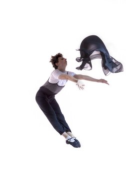 Dans kavramları. Beyaz Arkaplan Karşıtı Stüdyoda, Flight With Hands Outspread 'de Airy Cloth' la Profesyonel Beyaz Erkek Bale Dansı sahneleniyor. Dikey Çekim
