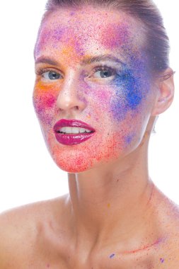 Güzellik, cilt bakımı fikirleri. Yüzünde Sanatsal Renkli Makyaj ve Omuzlarında Beyazlara Karşı Poz Veren Beyaz Kafkas Kızının Güzel Kapalı Portresi. Yatay Görüntü