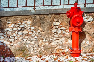 Portekiz 'deki sokaklardan birinde bulunan Duvara Karşı Eski Stil Kırmızı Ateş Penis Hidranı' nın yakın görüntüsü. Yatay Resim Kompozisyonu