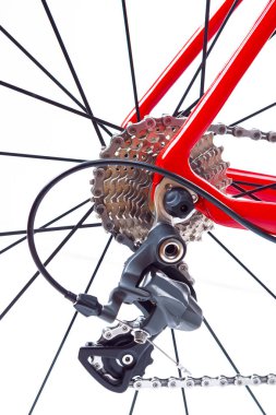 Yol bisikleti konsepti. Arka Kaset ve Yeni Zincir. Cassette Cogs 'a odaklan. White 'a karşı. Dikey Resim Bileşimi