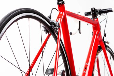 Beyaz yerine Aero Wheelset 'li Profesyonel Karbon Yolu Bisikleti. Yatay Resim Kompozisyonu