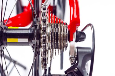Yol bisikleti konsepti. Arka Kaset ve Yeni Zincir. Cassette Cogs 'a odaklan. Beyazlara karşı. Yatay Resim