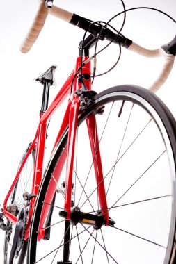 Beyaz yerine Aero Wheelset 'li profesyonel karbon yol bisikleti manzarası. Dikey Resim Kompozisyonu