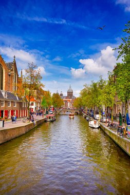 Amsterdam, Hollanda - 6 Mayıs 2017: Amsterdam 'da Hollanda' da Nehir Yolları İçin Tekneleri Olan İnsanlar