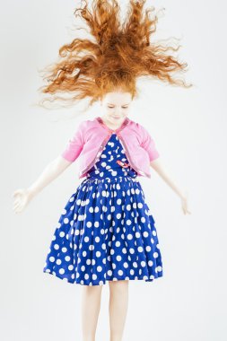 polka noktalı içinde mutlu atlama Kızıl saçlı beyaz kız elbise pl