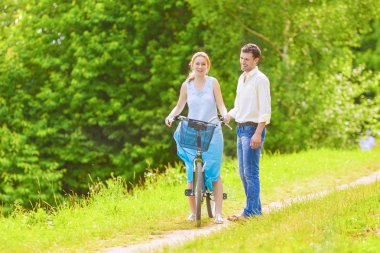 iki genç romantik aşıklar yaz orman o zaman harcama