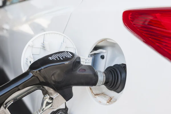 Araba Tank yakıt istasyonunda dolumu