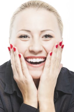 Açık ağız wi ile gülümseyen güzel beyaz kadın portresi