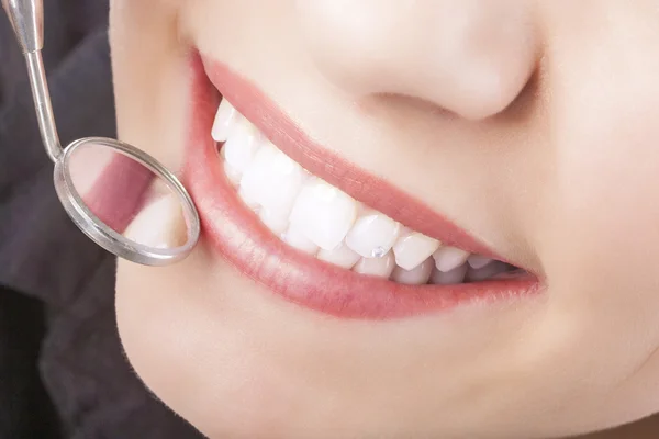 Genç beyaz kadın Dur ağız aynası ile diş tedavisi