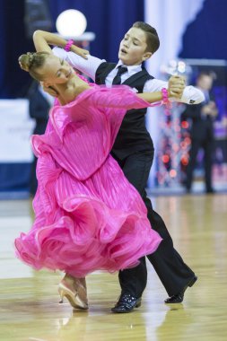 Minsk-Belarus, Ekim 4,2014: tanımlanamayan dans çift gerçekleştirmek