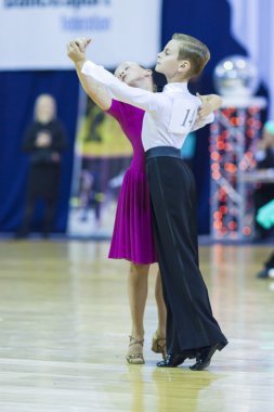 Minsk-Belarus, Ekim 4,2014: tanımlanamayan dans çift gerçekleştirmek