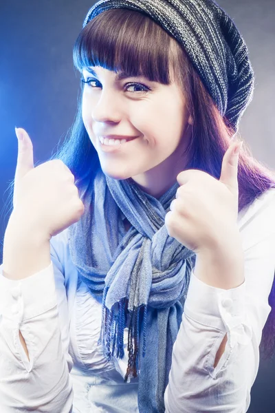 Gülen ve kış uzun şapkalı beyaz kız mutlu portre 