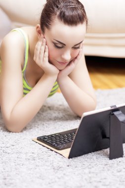 Beyaz kadın kişisel Tablet bilgisayar klavye ile kullanma.