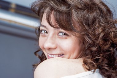 Mutlu sevimli sevimli beyaz kadın güzel karanlık ile gülümseyen