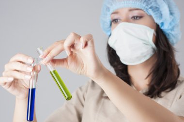 Çözüm içinde yapım odaklı beyaz kadın bilim adamı closeup