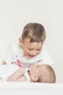 Bebek kız kardeşi ve Smiling.Again ile oynarken küçük şirin çocuk