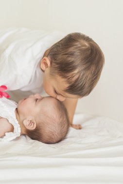 Yeni doğan kardeşi öpüşme küçük beyaz çocuk. Kapalı. 