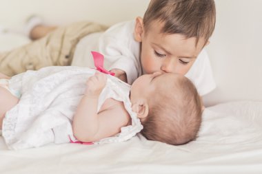 Yeni doğan kardeşi öpüşme küçük beyaz çocuk. Kapalı. 