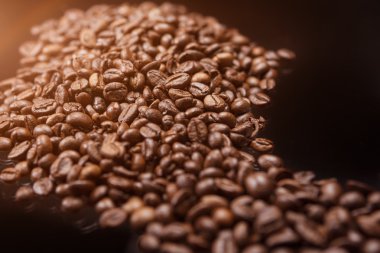 Kavrulmuş kahve çekirdekleri üzerine siyah Backgrou yapılan çizgi portre