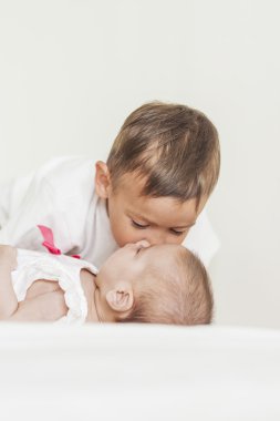 Çok güzel yeni doğan kardeşi küçük şirin çocuk öpücük