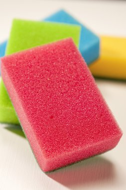 Mutfak renkli süngerler beyaz yüzeyi yığını