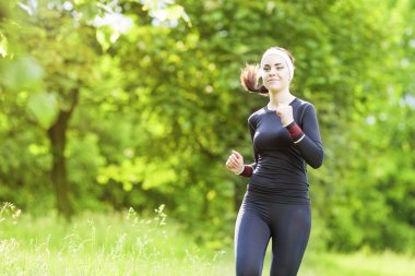 Mutlu beyaz Sportwoman onu düzenli eğitim O sahip gülümseyen