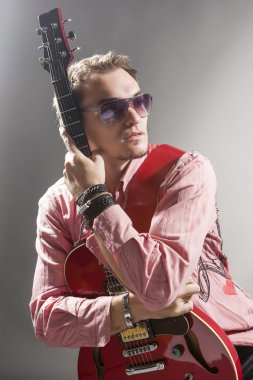 Düşünceli beyaz gitarist şık Guit ile portresi