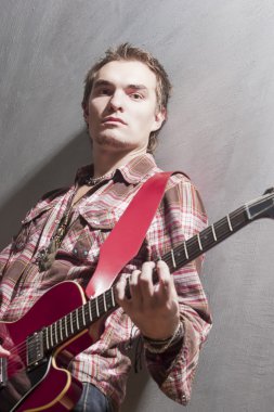Düşünceli beyaz gitarist şık Guit ile portresi