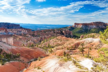 Kumtaşı kayalıklarla ve Bryce Pinnacles güzel manzaralar 