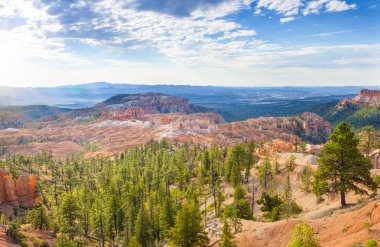 Manzara kumtaşı kayalıklarla ve Pinnacles Bryce Canyon NAT