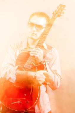Akustik gitar gitarist. Str kombinasyonu ile vurdu