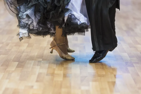 Closeup Euro gerçekleştirme profesyonel dans çift bacak