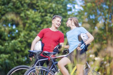Birlikte açık havada duran iki profesyonel Bisiklete binme sporcular wit