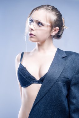 Güzellik kavramı: Gururla beyaz kadın gri Suite D arıyorum.