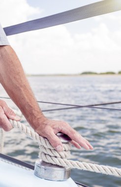 Yat halatlar ile Yachtsman eller başa kadar portre